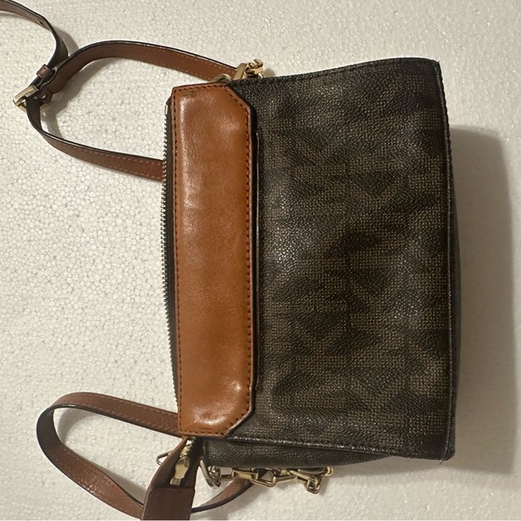 Michael Kors Elegant Brown and Black Crossbody Bag with Gold Emblem - Picture 9 of 11